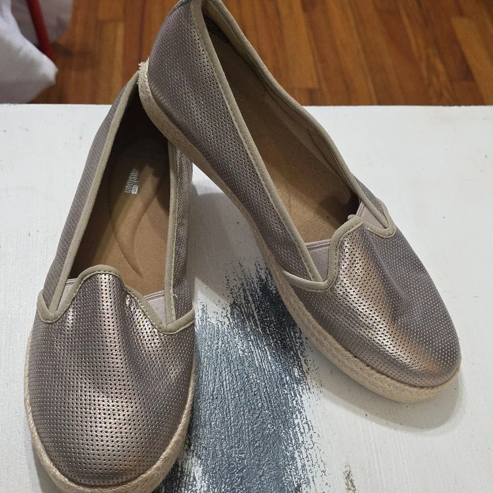 Clarks Women's Goldish Metallic Espadrille Slip-Ons Cushioned‎ Size 12 GUC